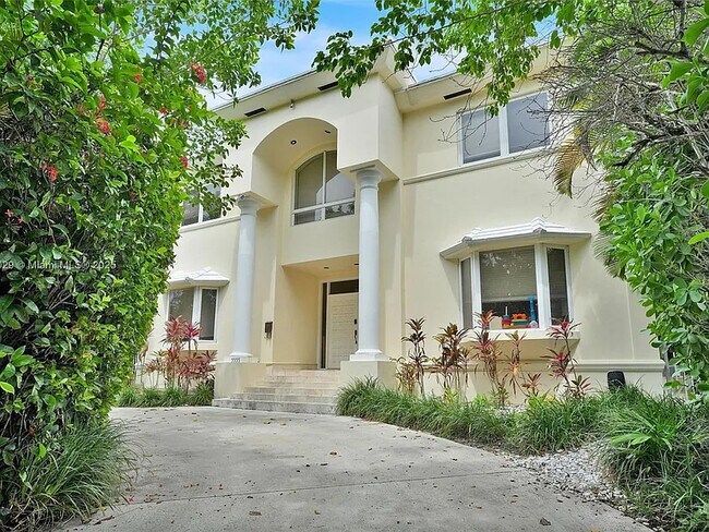 Building Photo - 5555 La Gorce Dr