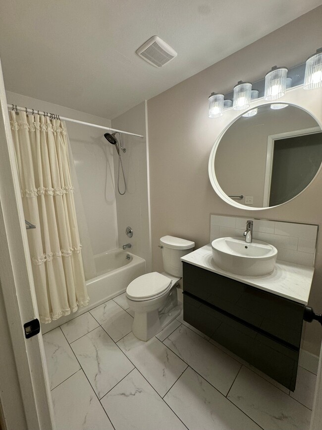 Building Photo - 992 Halcyon Dr