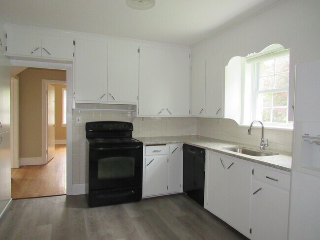 Building Photo - Purcellville Stone Home on Large Lot
