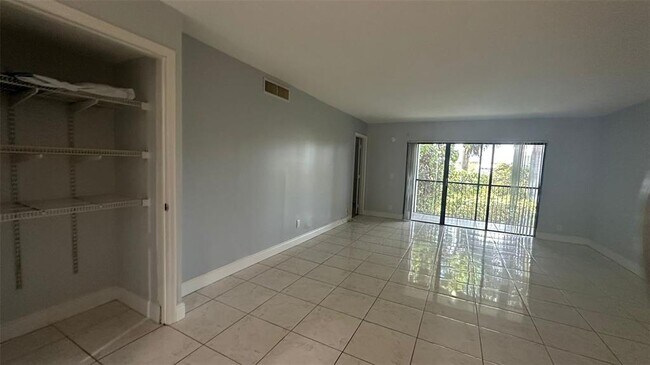 Foto del edificio - 16551 Blatt Blvd