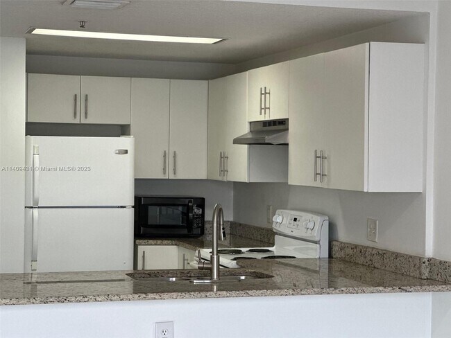 Foto del edificio - 3410 Coral Way