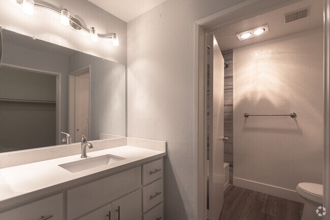 0BR,1BA- 500SF - Bathroom - Marathon Apartments