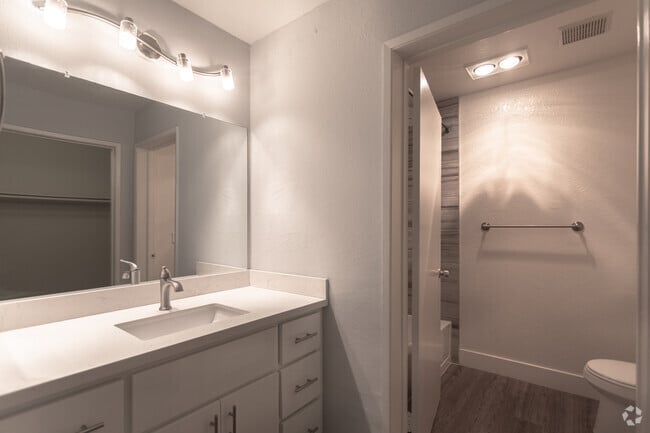 0BR,1BA- 500SF - Bathroom - Marathon Apartments