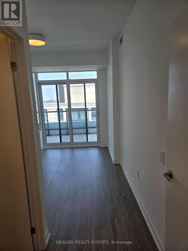 Photo du bâtiment - 2485 Eglinton Ave W