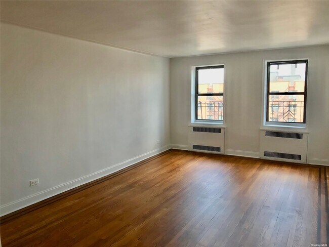 Foto del edificio - 40-66-66 Ithaca St