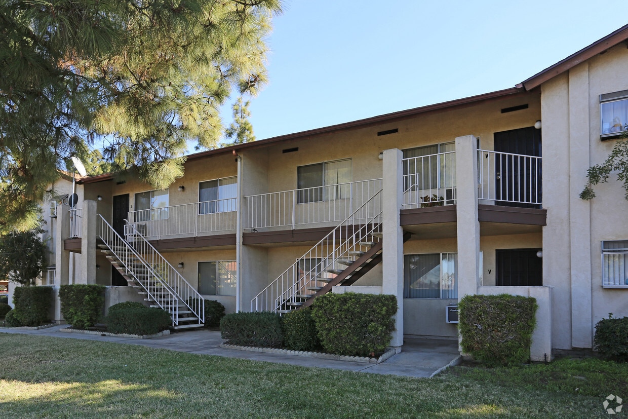 Lincoln Washington Apartments 685 S Lincoln Ave El Cajon, CA