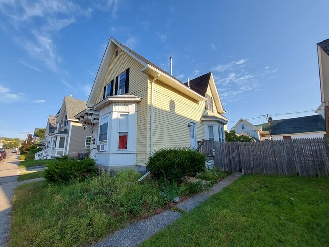 Building Photo - 303 Hanover St