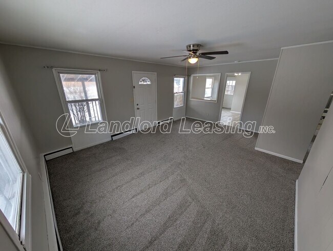 Foto del edificio - Updated 3-Bedroom Home with Garage & Fenced Yard