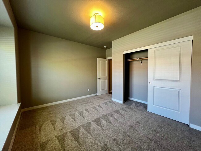 Foto del edificio - Non-Refundable & Security Deposit Total: $2950.00