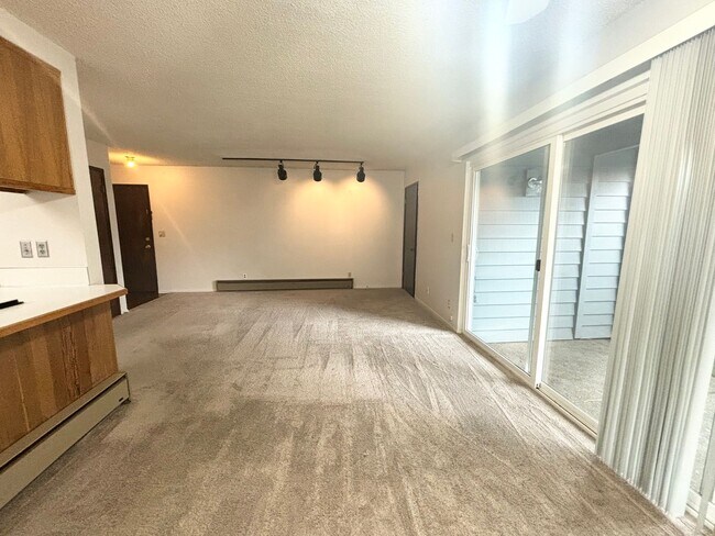 Foto del edificio - 2bedroom, 1.5 bathroom, ground floor condo...