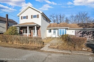 Building Photo - 134 Lampman St