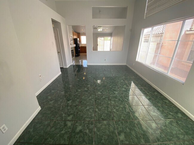 Foto del edificio - STUNNING 3 BEDROOM 2 BATHROOM SINGLE STORY...
