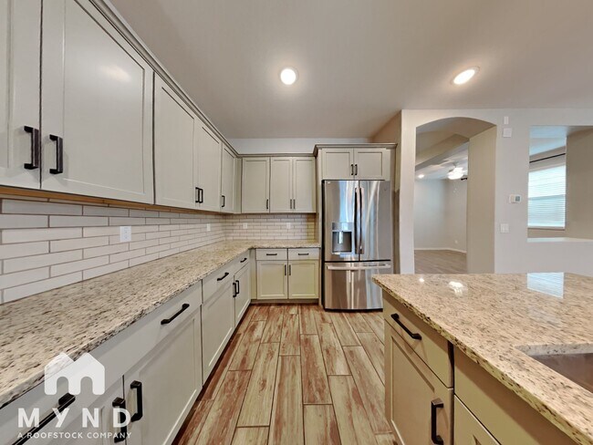 Building Photo - 15093 W Latham St