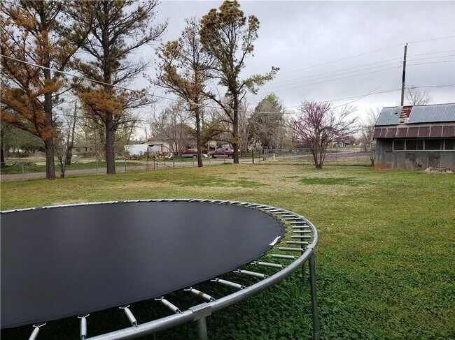 Building Photo - 2 Bed 1 Bath Close to CV Tech