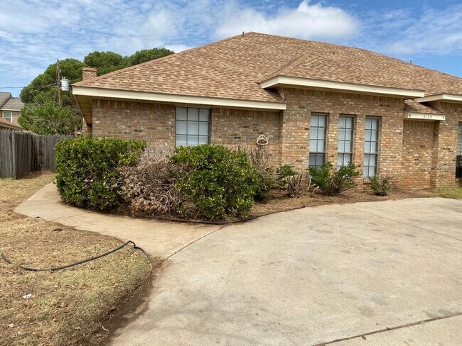 Foto del edificio - 3 bed 2 bath duplex unit with 2 car garage!