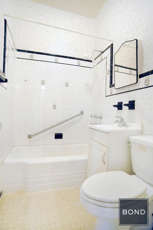 Building Photo - 548 Leonard St