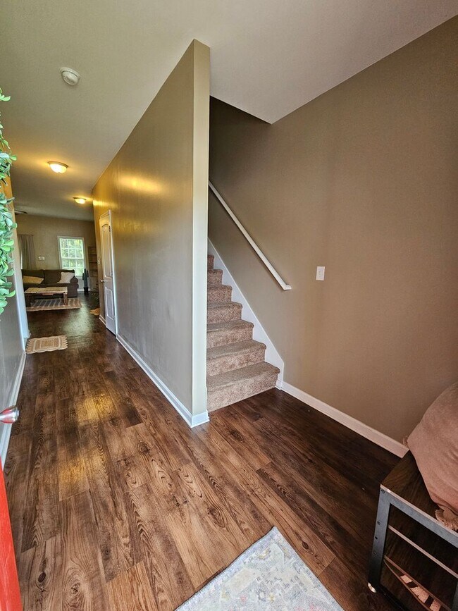 Foto del edificio - Spacious & Well Maintained Townhouse!