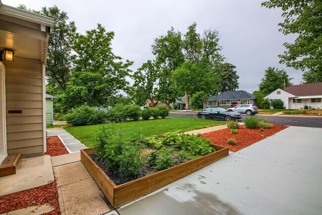 Building Photo - Move in Now! Pet Friendly! 3 Bedroom, 2 ba...