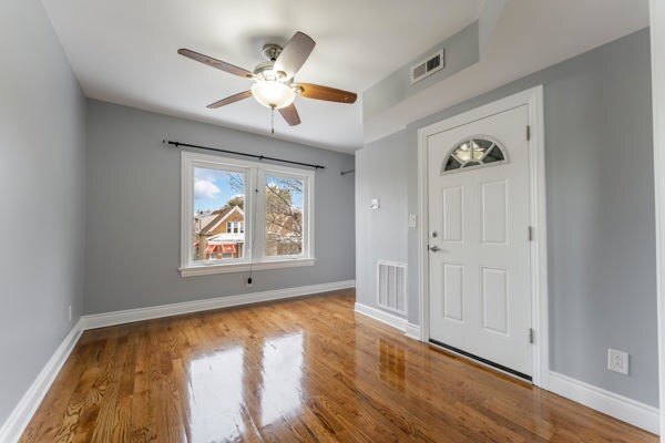 Foto del edificio - 1215 N Harding Ave