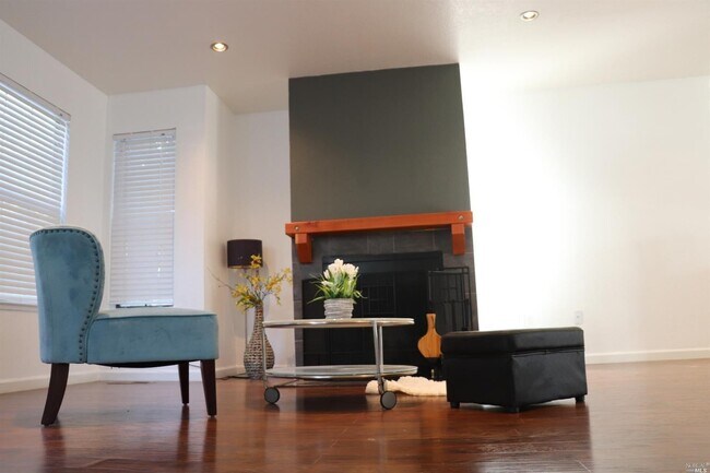 Foto del edificio - Benicia's Remodeled Townhouse With 3 Bedro...