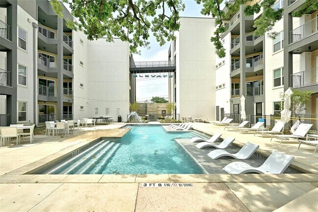 Foto del edificio - 4801 Springdale Rd