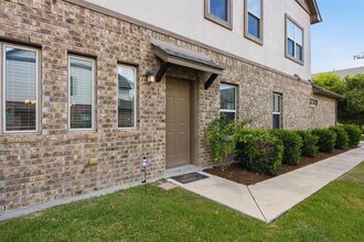 Building Photo - 2304 S Lakeline Blvd
