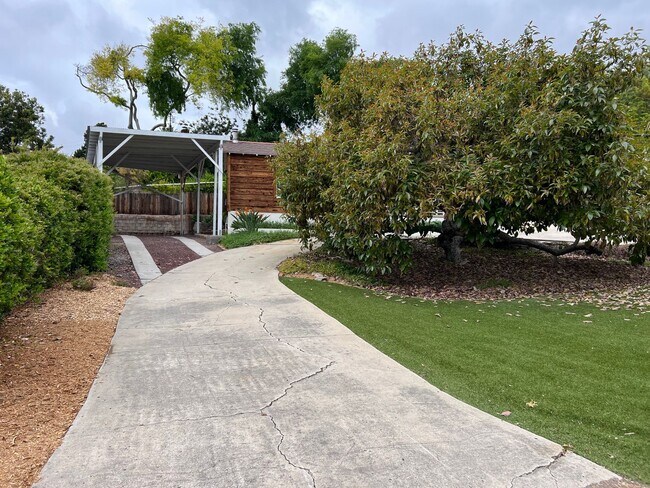 Building Photo - Charming 3BR 2BA home with expansive yard ...