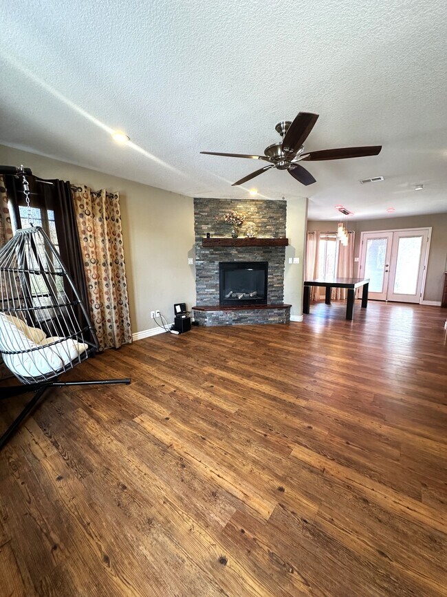 Foto del edificio - 708 1/2 Willow Creek Rd