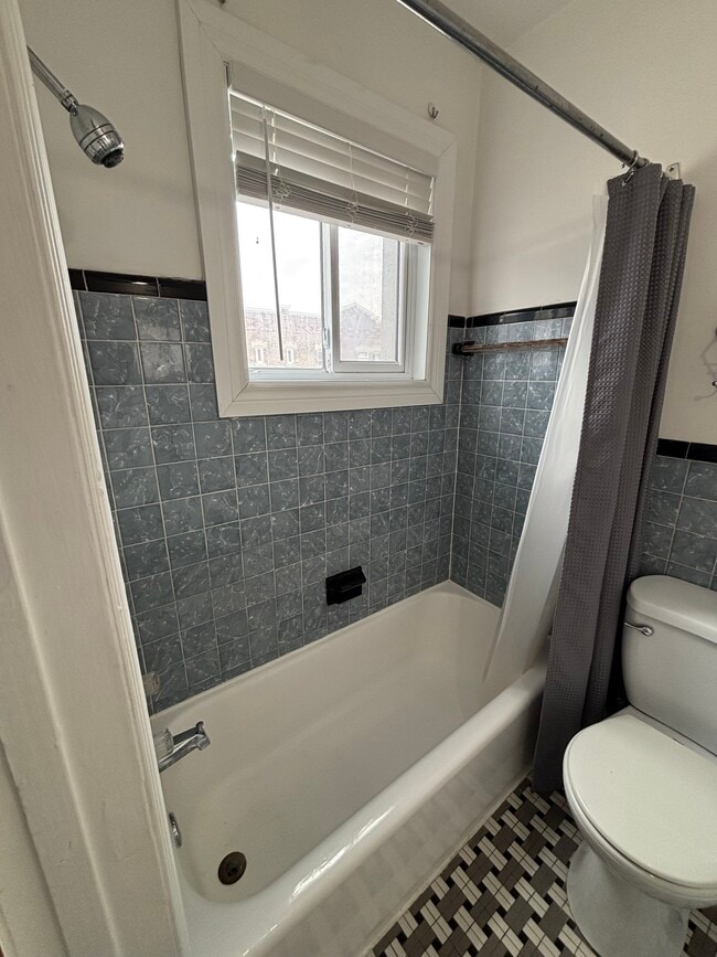 Building Photo - 1820 Rosemont