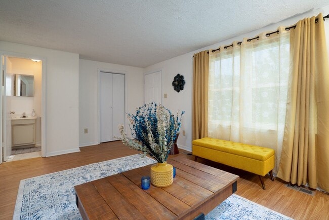 Building Photo - Settle into Style and Convenience at this ...
