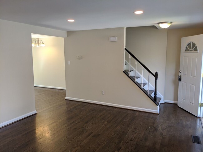 Building Photo - Renovated townhouse in established neighbo...