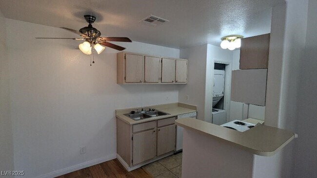 Foto del edificio - 5211 S Lindell Rd