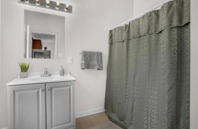 Foto del edificio - 105 E Bates St