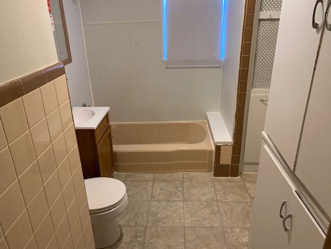 Building Photo - 3 Bed Split NO FEE NO SECURITY Right on C ...