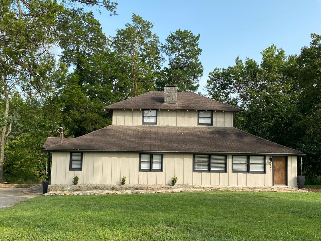 Primary Photo - 821 Mcfarland Ln