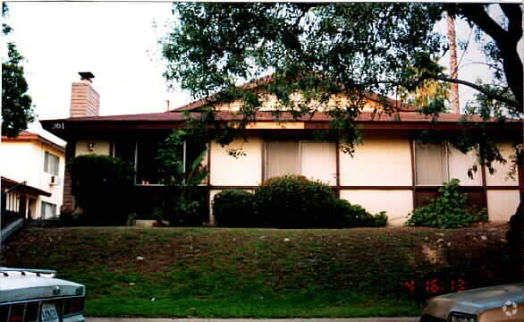 Building Photo - 961 Springfield St