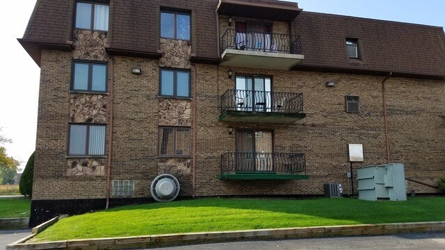 Building Photo - 10445 Mansfield Ave