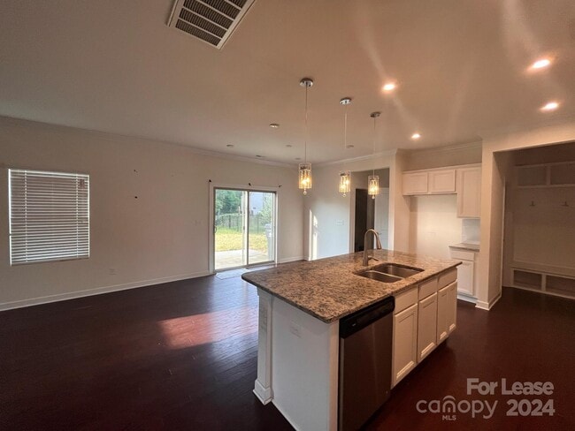 Building Photo - 5911 Fenway Dr