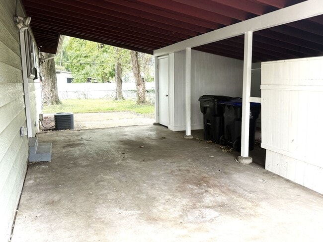 Building Photo - Florissant ready for move in - 3 Bed 1-1/2 Bath with Partially Finished Basement