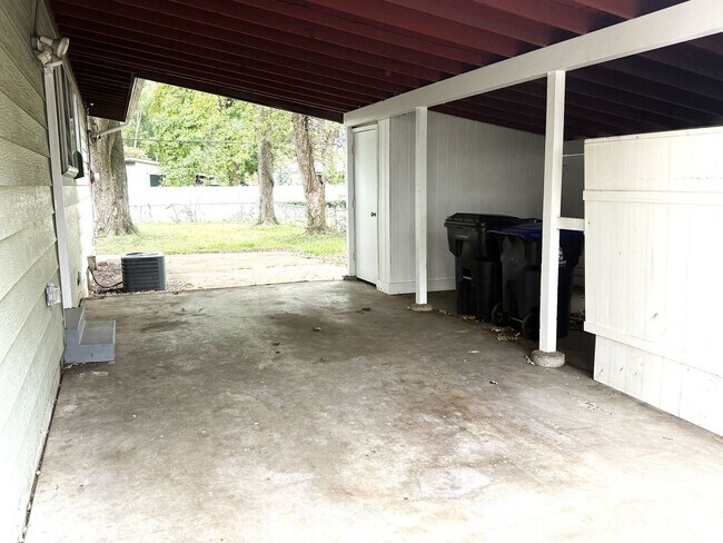 Foto del edificio - Florissant ready for move in - 3 Bed 1-1/2 Bath with Partially Finished Basement