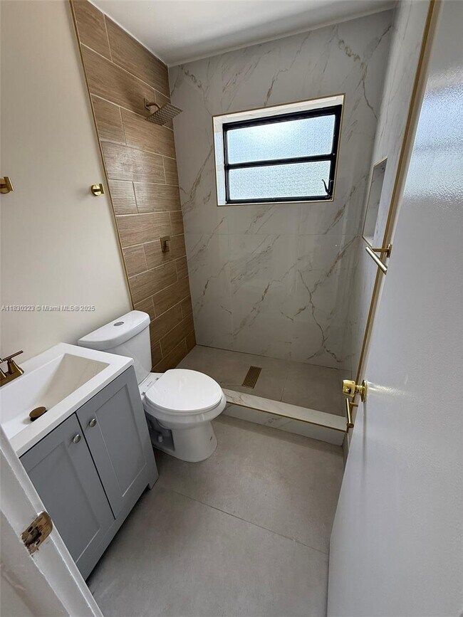Building Photo - 3 bedroom in Hollywood FL 33023
