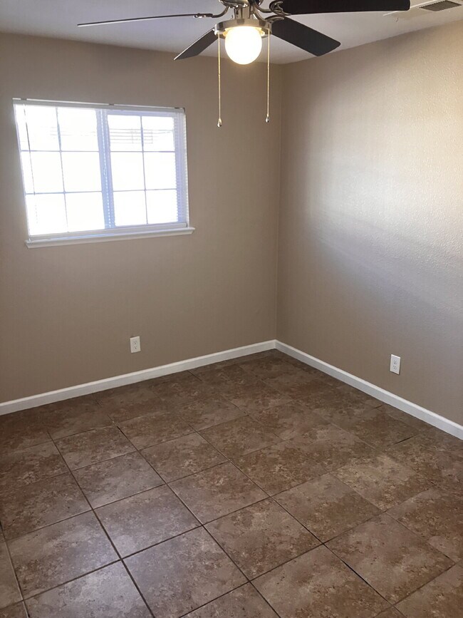 Foto del edificio - 1215 W 8th St