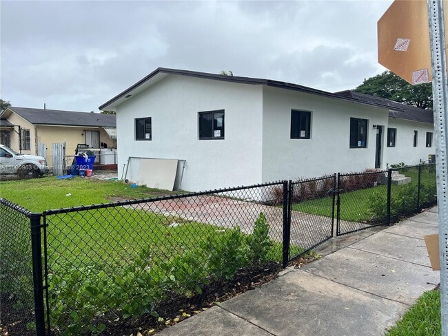 Building Photo - 1800 NW 18th Terrace