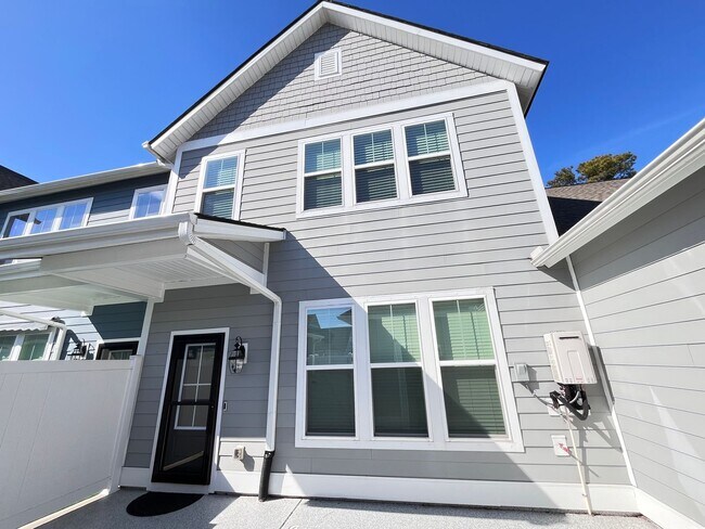 Foto del edificio - Spacious townhome near Market Common with Two-Car Garage and Bonus Room! Available now!