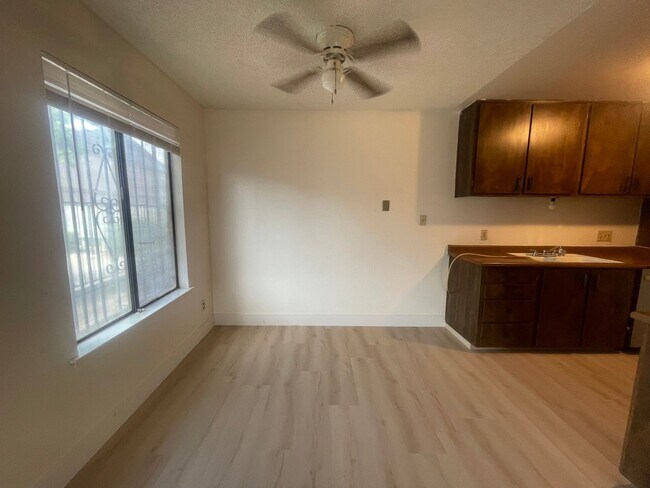 Foto del edificio - 1221 N Peach Ave