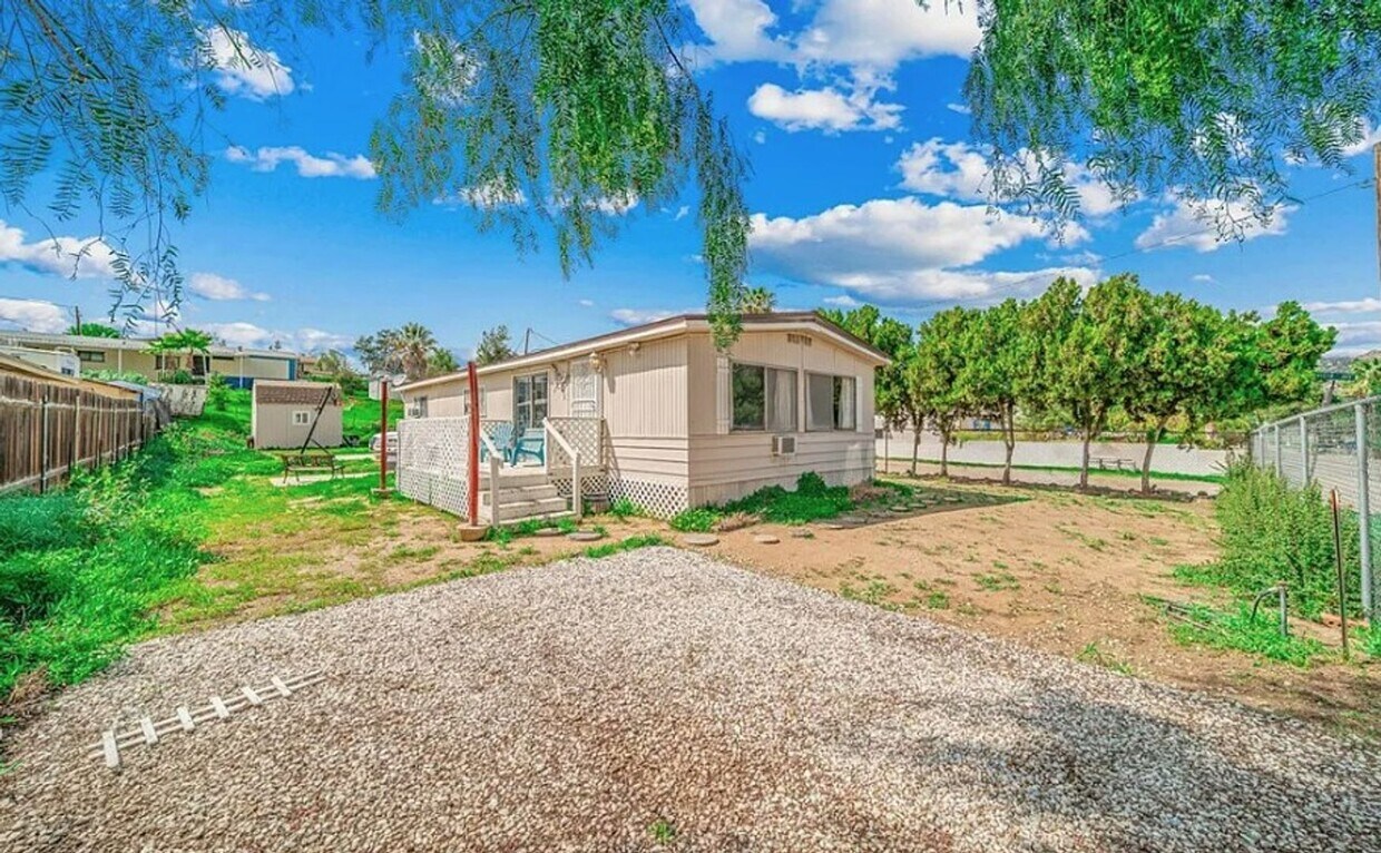 Foto principal - Charming 3-Bed/2-Bath Mobile Home with Fen...