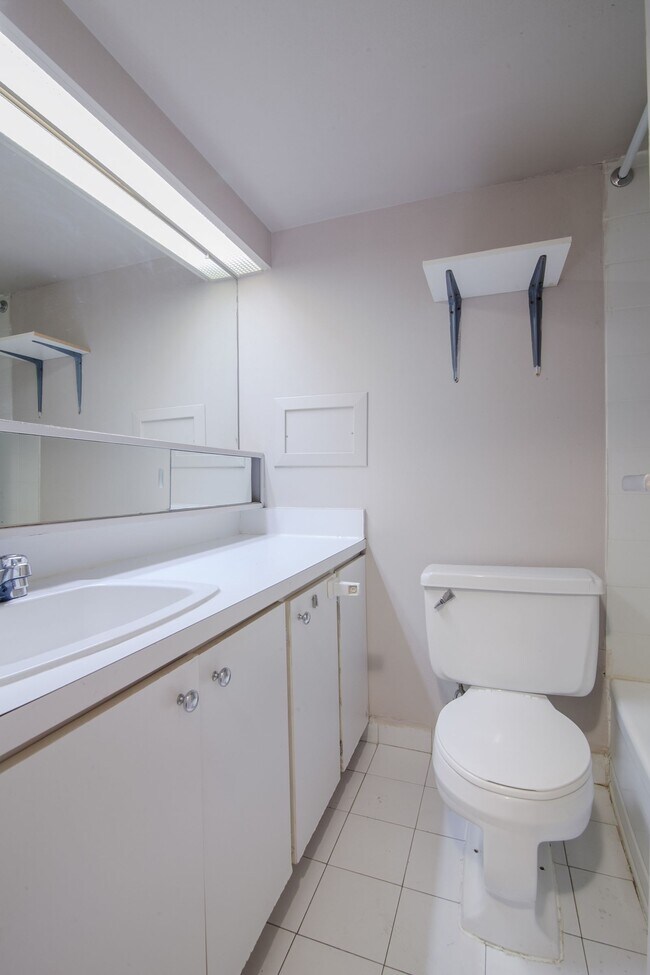 Building Photo - 1975 Maisonneuve Blvd W