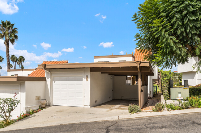 1 car garage and 1 car covered carport - 707 Calle Los Olivos