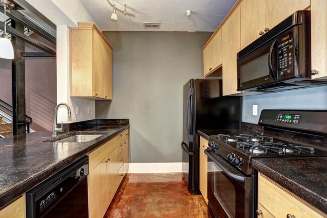 Building Photo - 370 C St