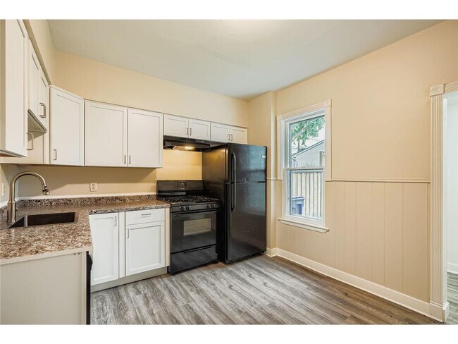 Building Photo - 595 Hawthorne Ave E